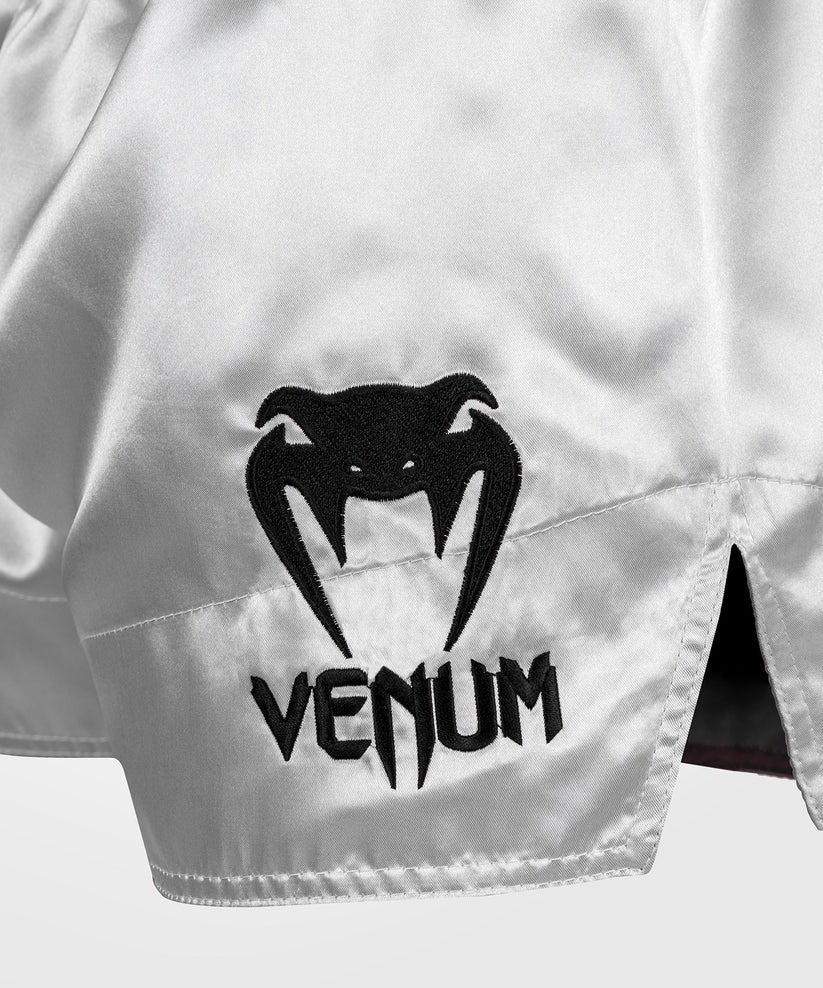 short-de-boxe-thai-venum-argent-noir-classic