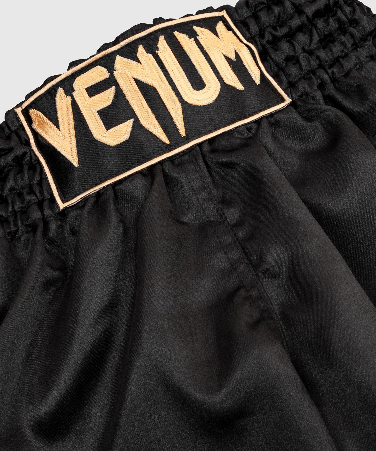 short-de-boxe-thai-classic-venum-noir-or