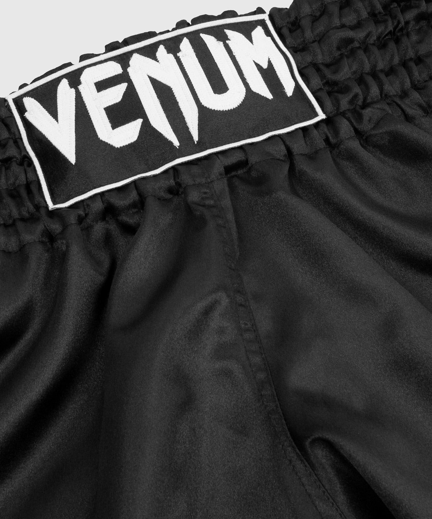 short-de-boxe-thai-venum-classic-noir-blanc