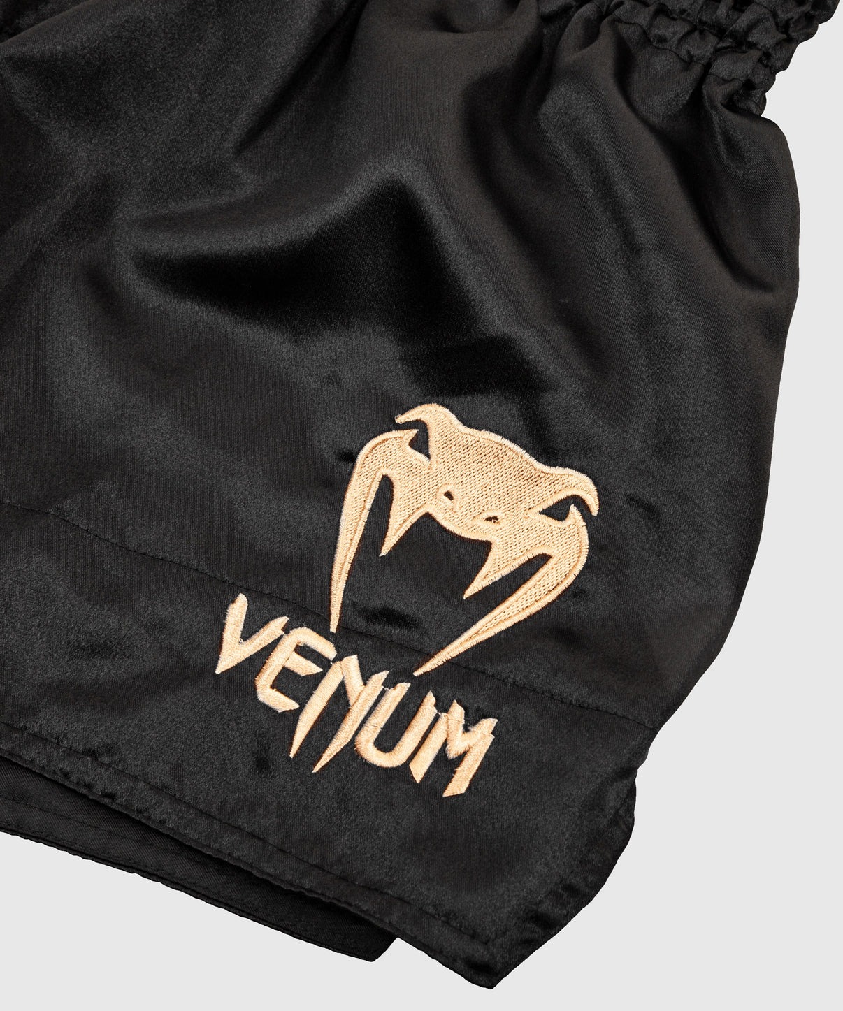 short-de-boxe-thai-venum-noir-or-classic