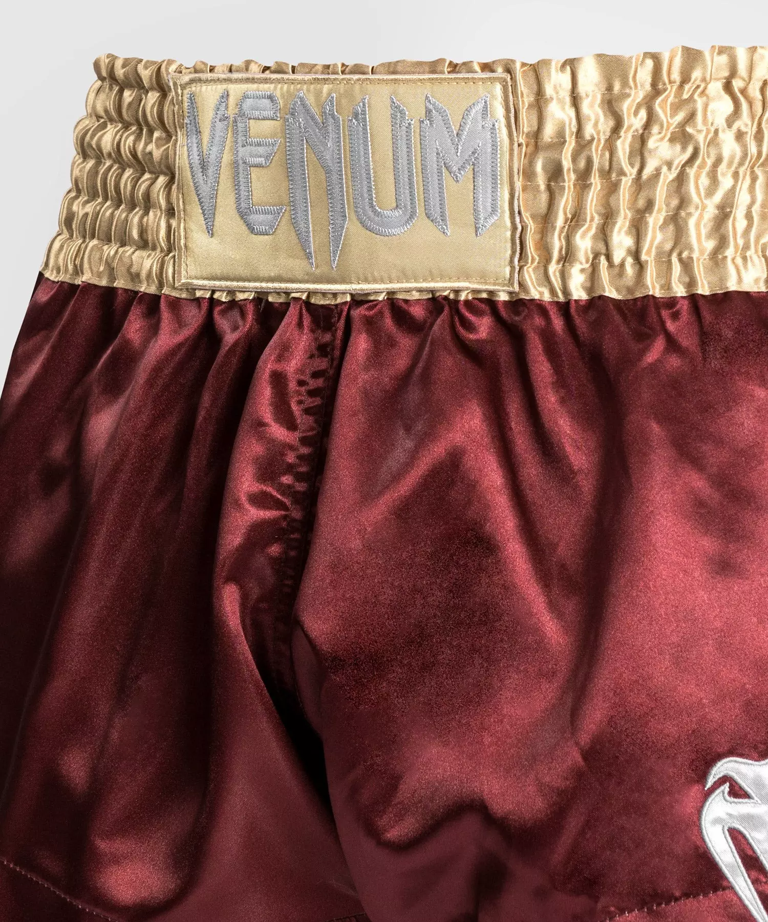 short-venum-de-boxe-thai-bordeau-or