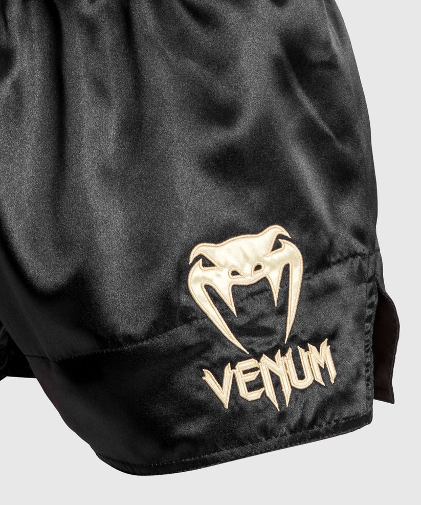 short-venum-boxe-thai-noir-rouge