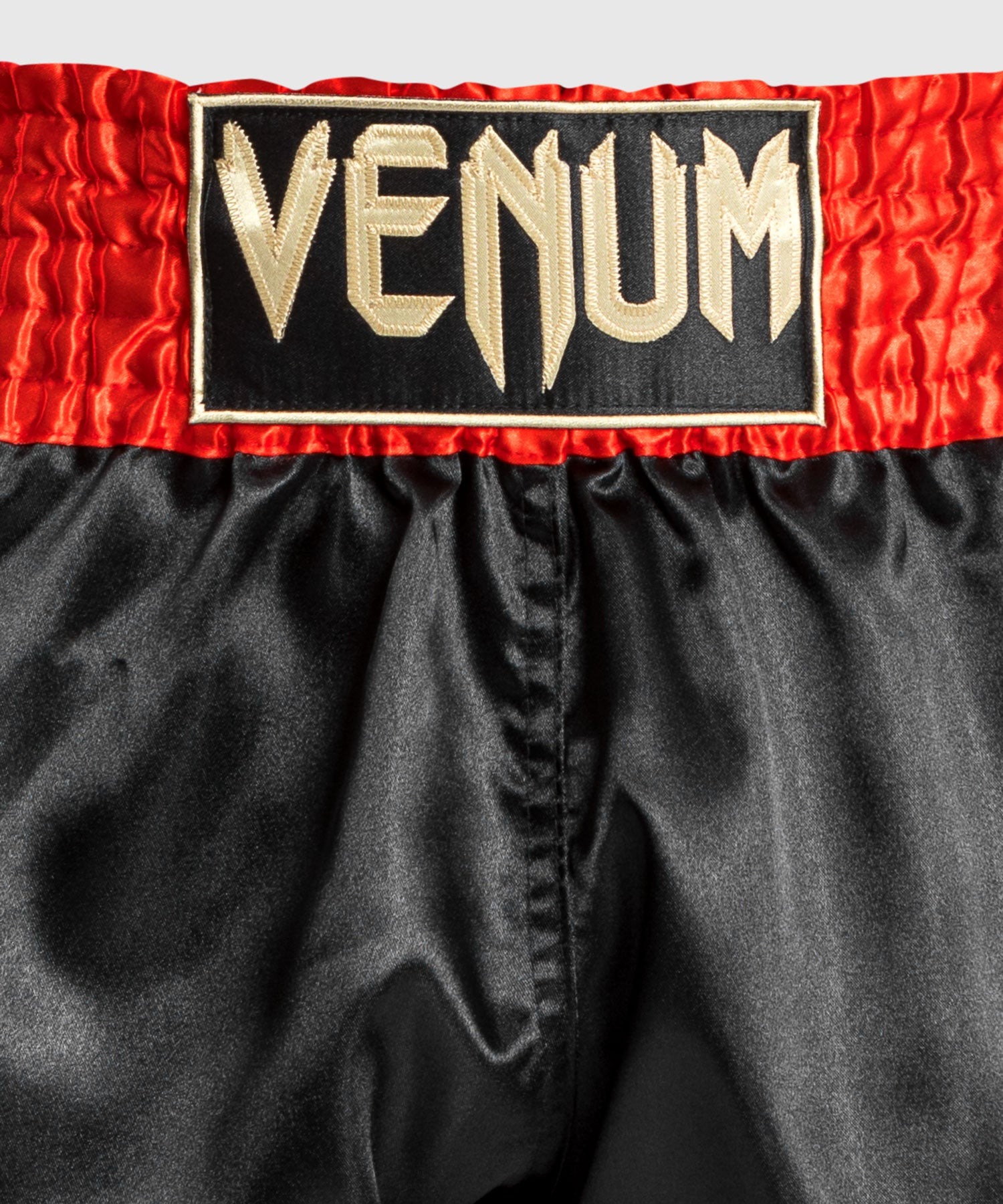 short-venum-de-boxe-thai-noir-rouge