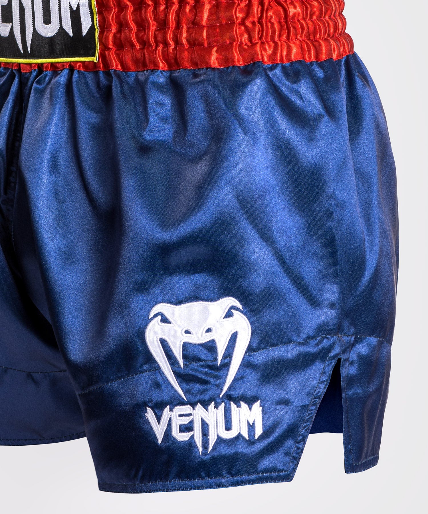 short-venum-boxe-thai-bleu-rouge