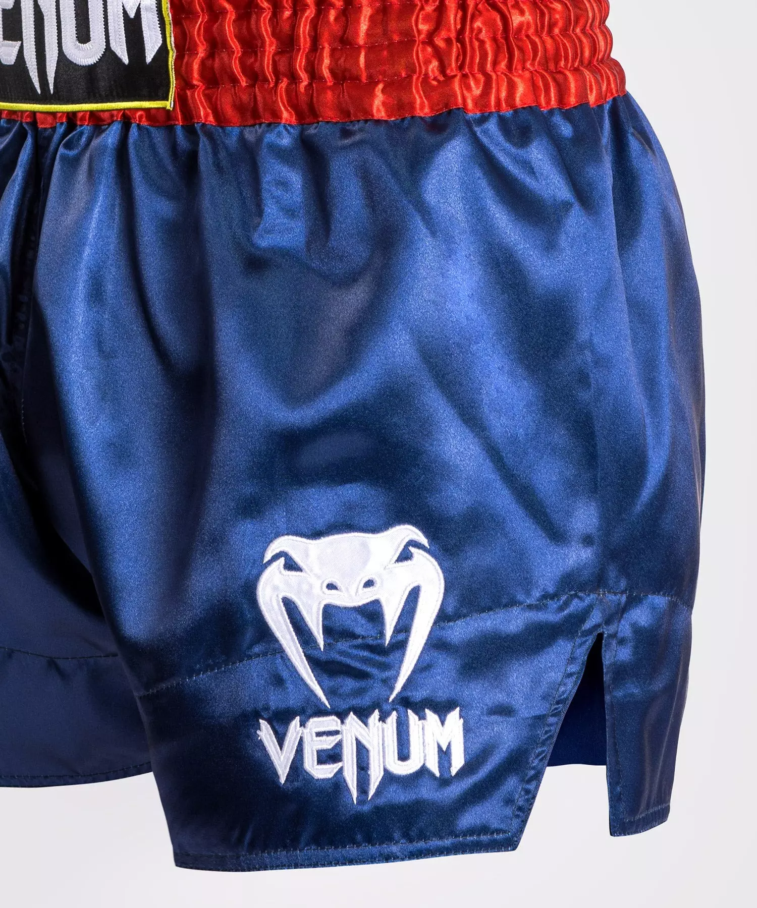 short-venum-boxe-thai-bleu-rouge