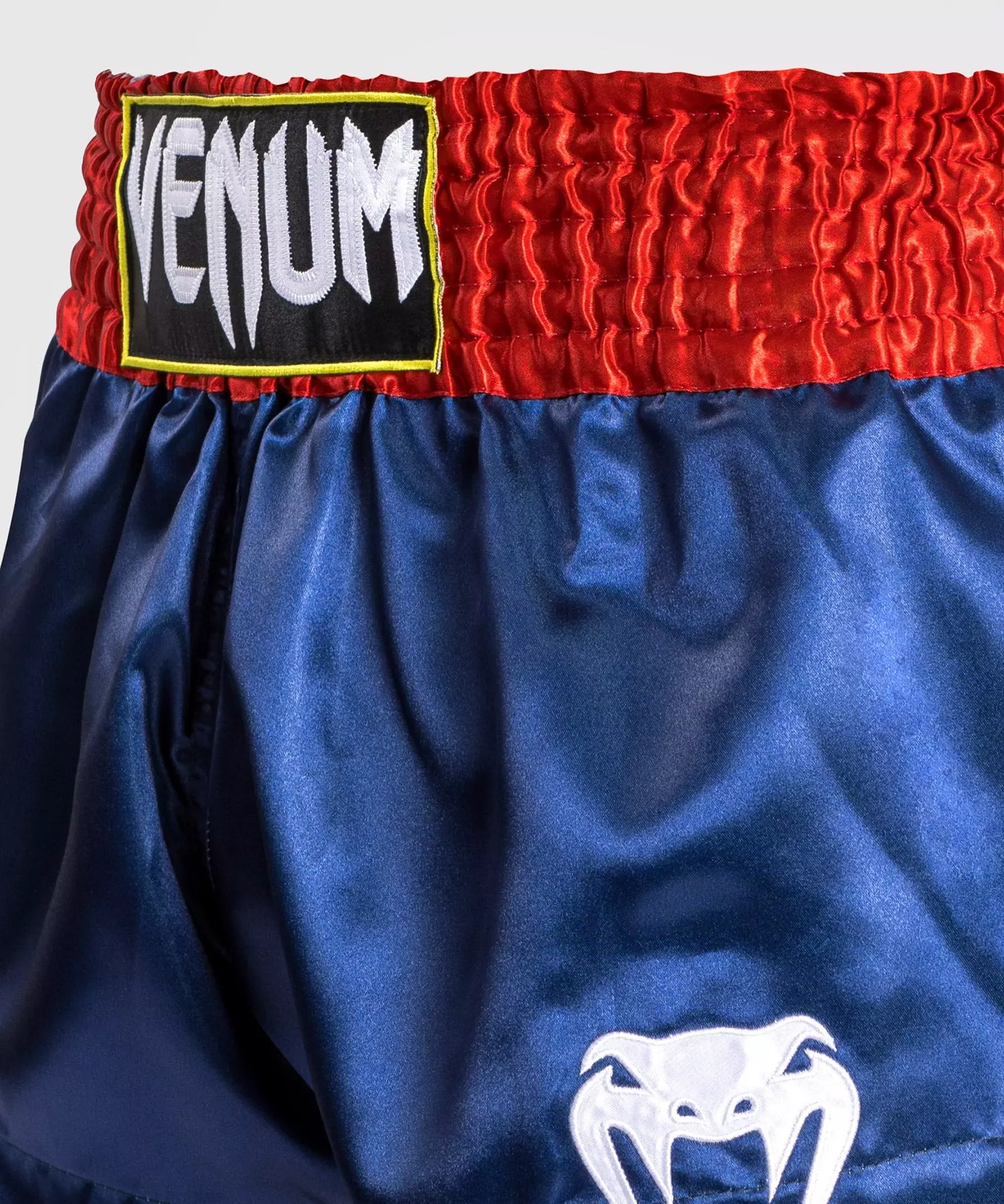 short-venum-de-boxe-thai-bleu-rouge