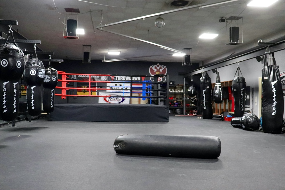 ring-de-boxe-sur-podium