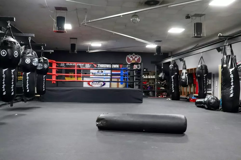 ring-de-boxe-sur-podium