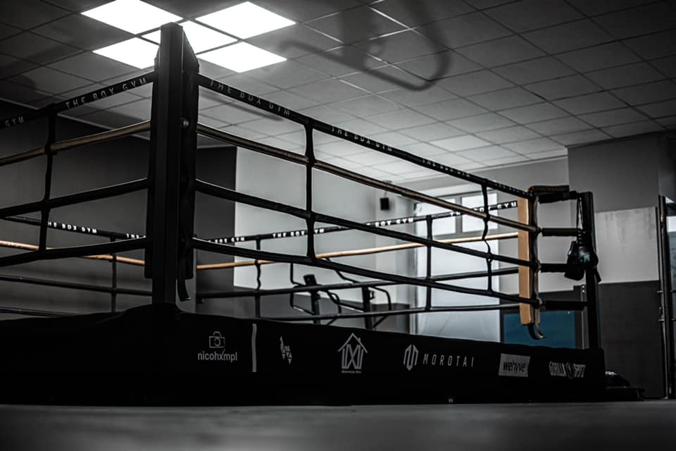 ring-de-boxe-sur-plateforme