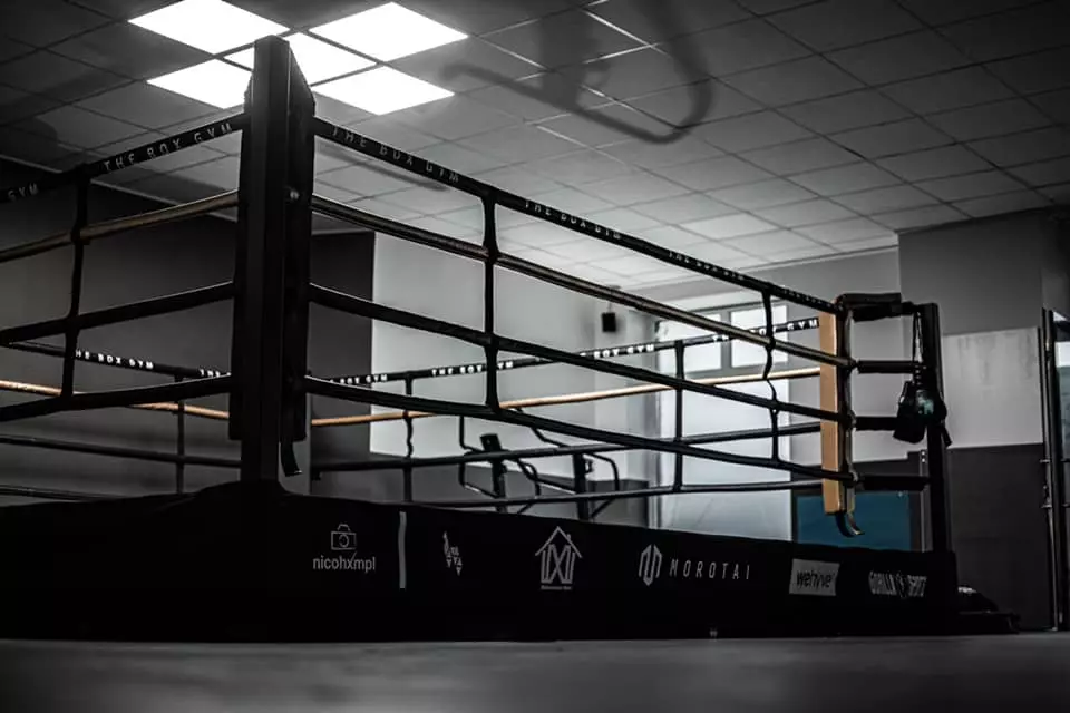 ring-de-boxe-sur-plateforme