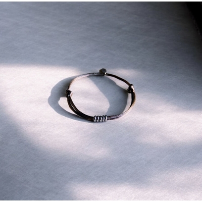 Bracelet Hasna fil de soie taupe anneaux acier inoxydable ajustable Bella Cosa