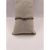 Bracelet Hasna fil de soie taupe anneaux acier inoxydable ajustable noeud coulissant Bella Cosa