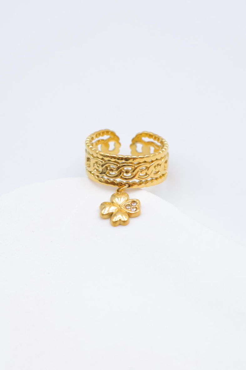 Bague ajustable Jess trèfle porte-bonheur en acier inoxydable doré Bella Cosa