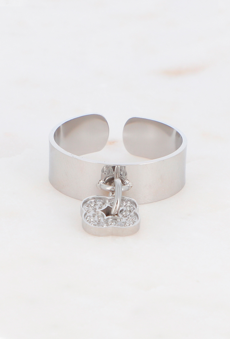 Bague dorée Josie avec trèfle en émail ajustable, bijou porte-bonheur chic et moderne