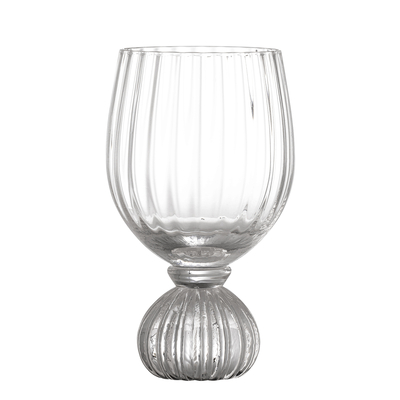 Verre à vin soufflé à la bouche, transparent, au design cannelé. Pièce unique pour un art de la table raffiné et intemporel. Idée cadeau élégante.
