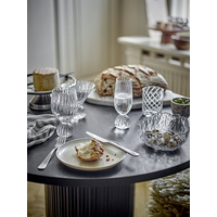 Détail de la verrerie soufflée bouche sur une table dressée. Décoration de table élégante et unique.