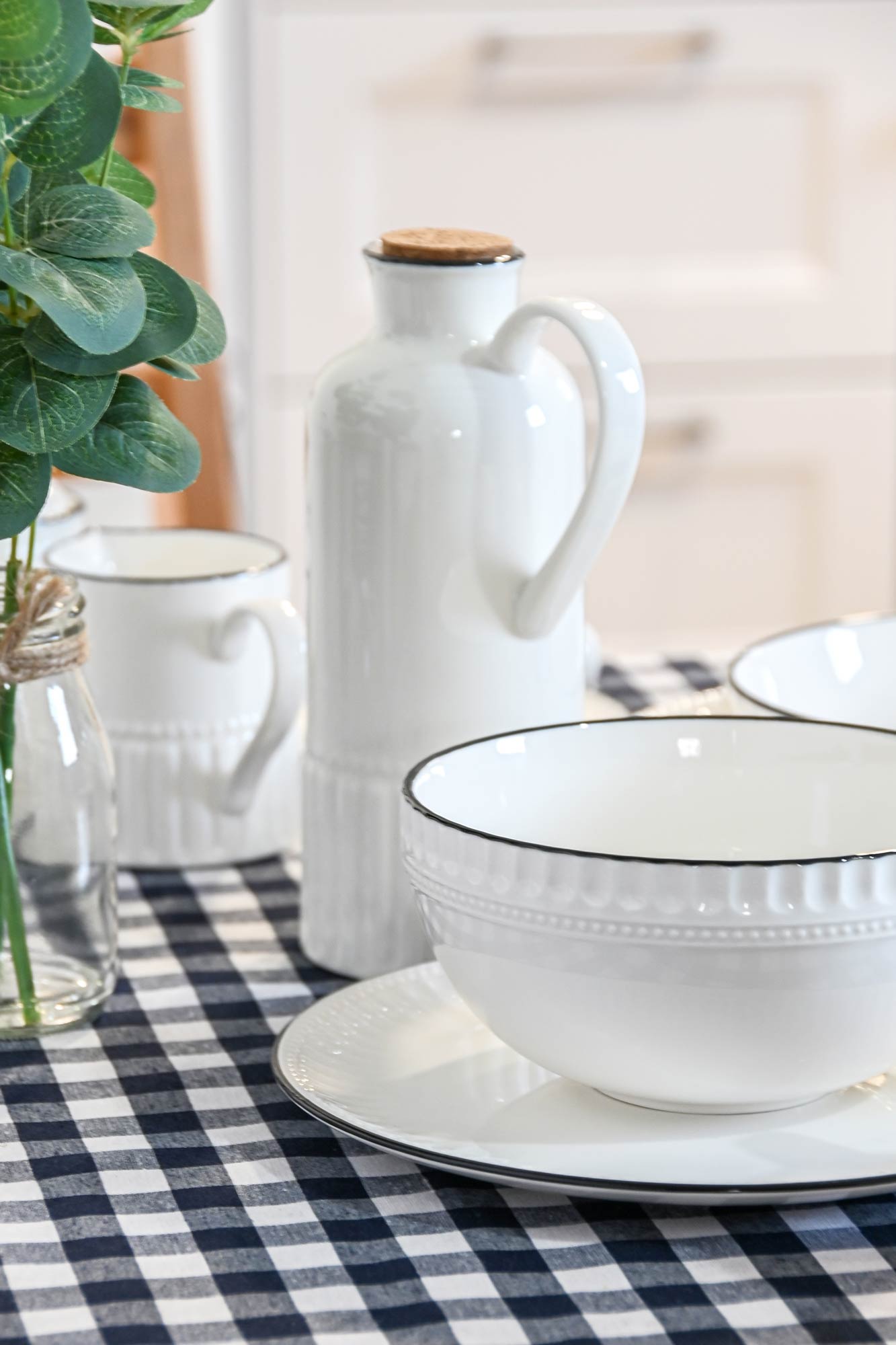 Bol en porcelaine blanc avec liseré noir posé sur une table élégante