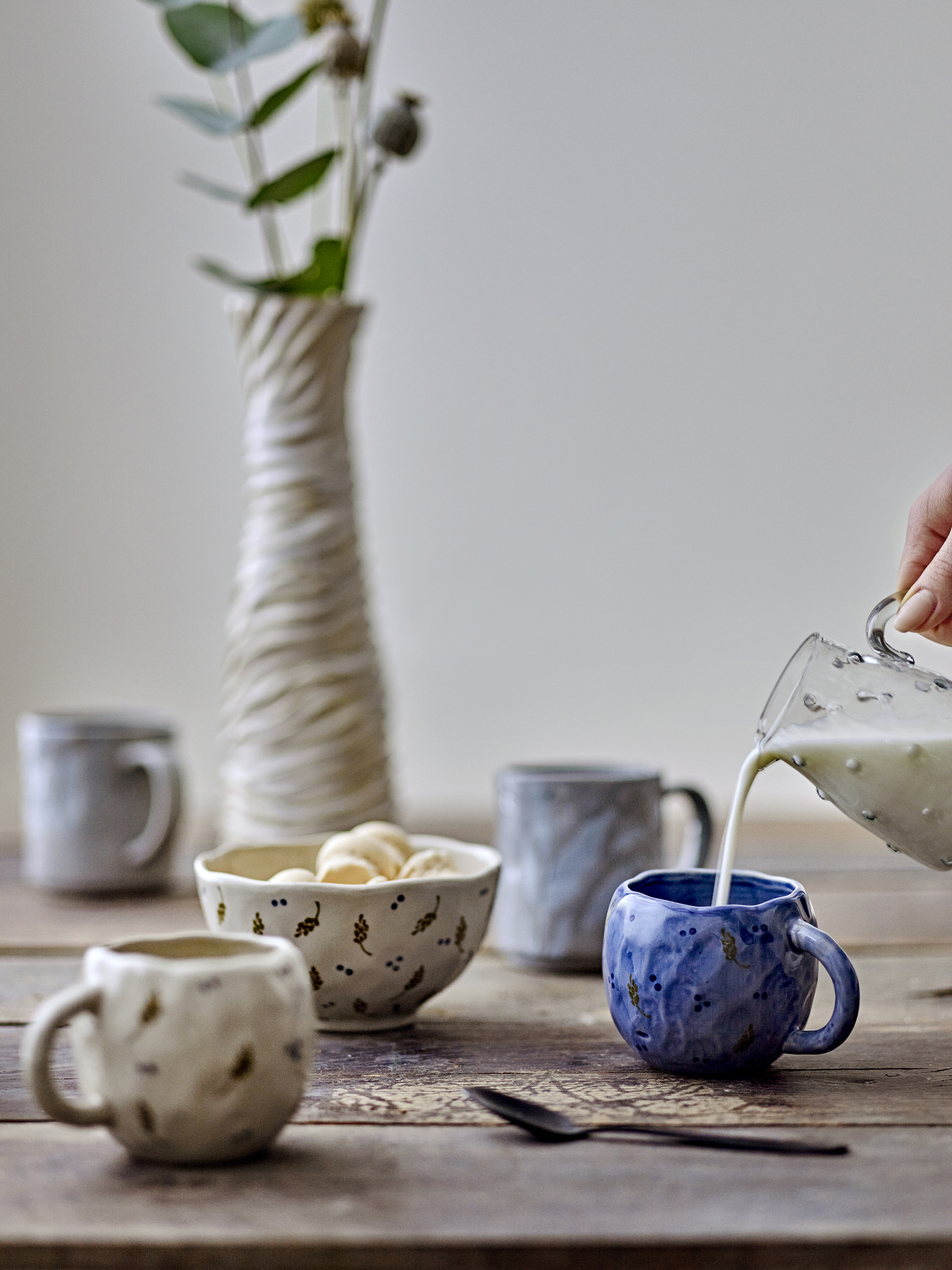 Bol en grès utilisé sur une table en bois ambiance naturelle et chaleureuse