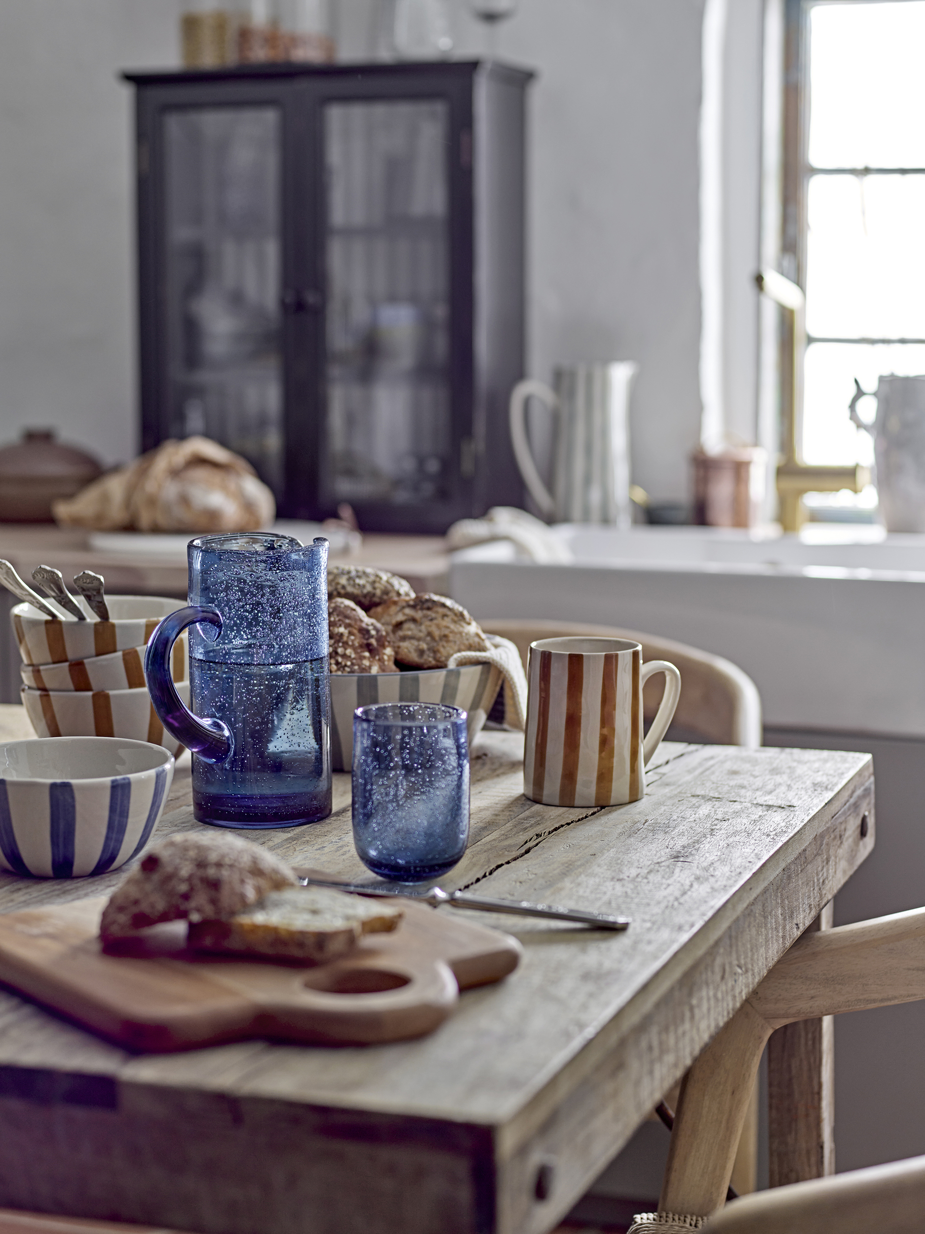 Bol en grès et tasse sur table en bois ambiance douce et chaleureuse