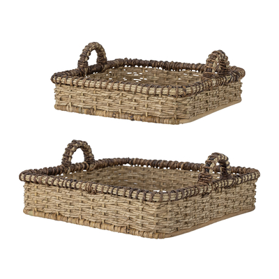 Panier plateau en osier naturel sur table basse