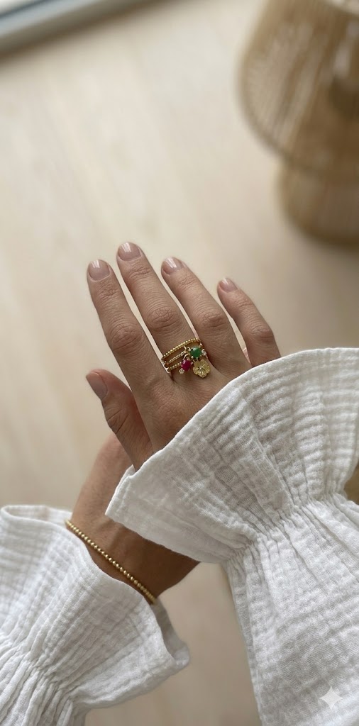 Bague ajustable dorée portée sur main femme – bijou coloré et raffiné style bohème chic