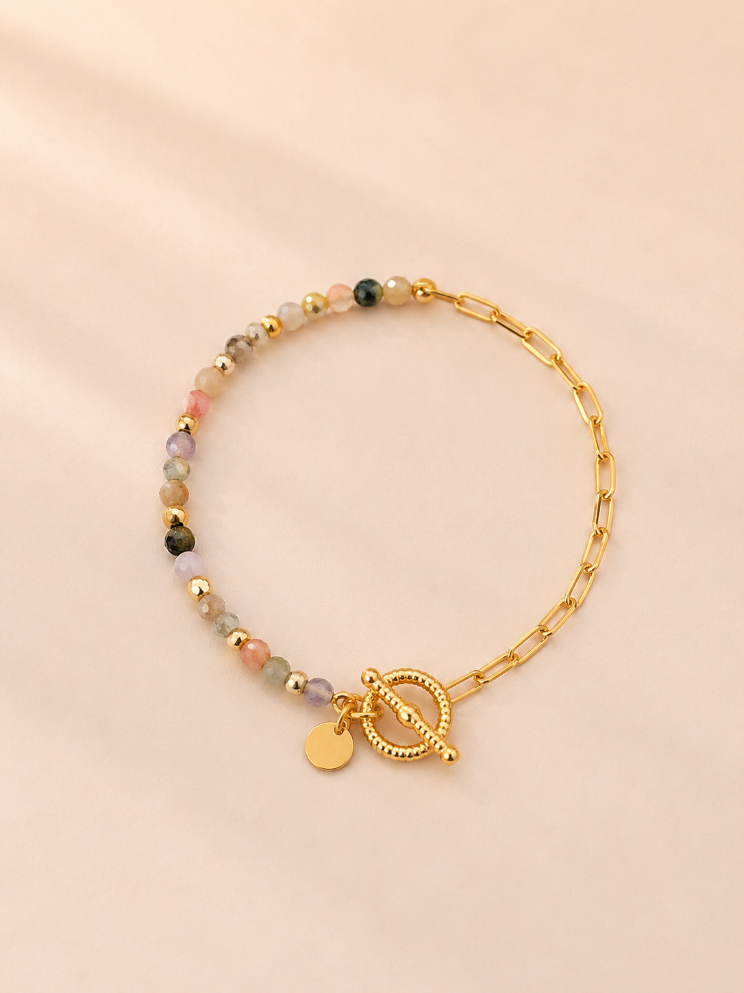 Bracelet femme pierres naturelles pastel et chaîne en maille dorée minimaliste