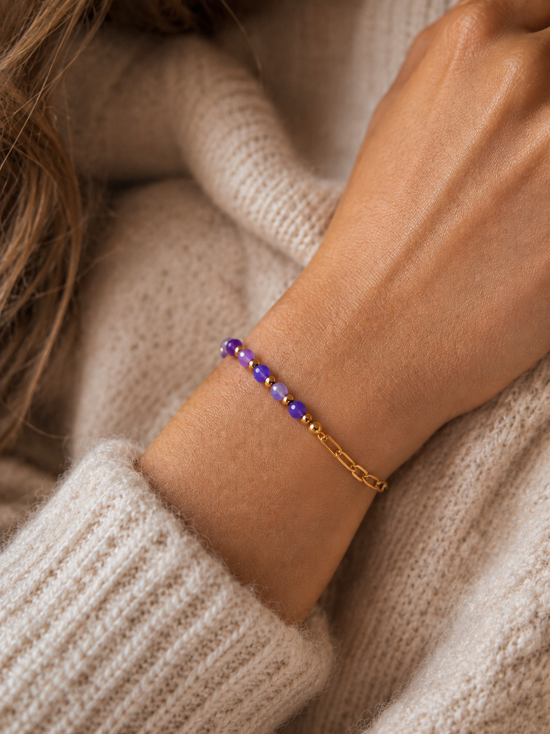 Bracelet femme pierres naturelles violettes et chaîne dorée minimaliste bohème