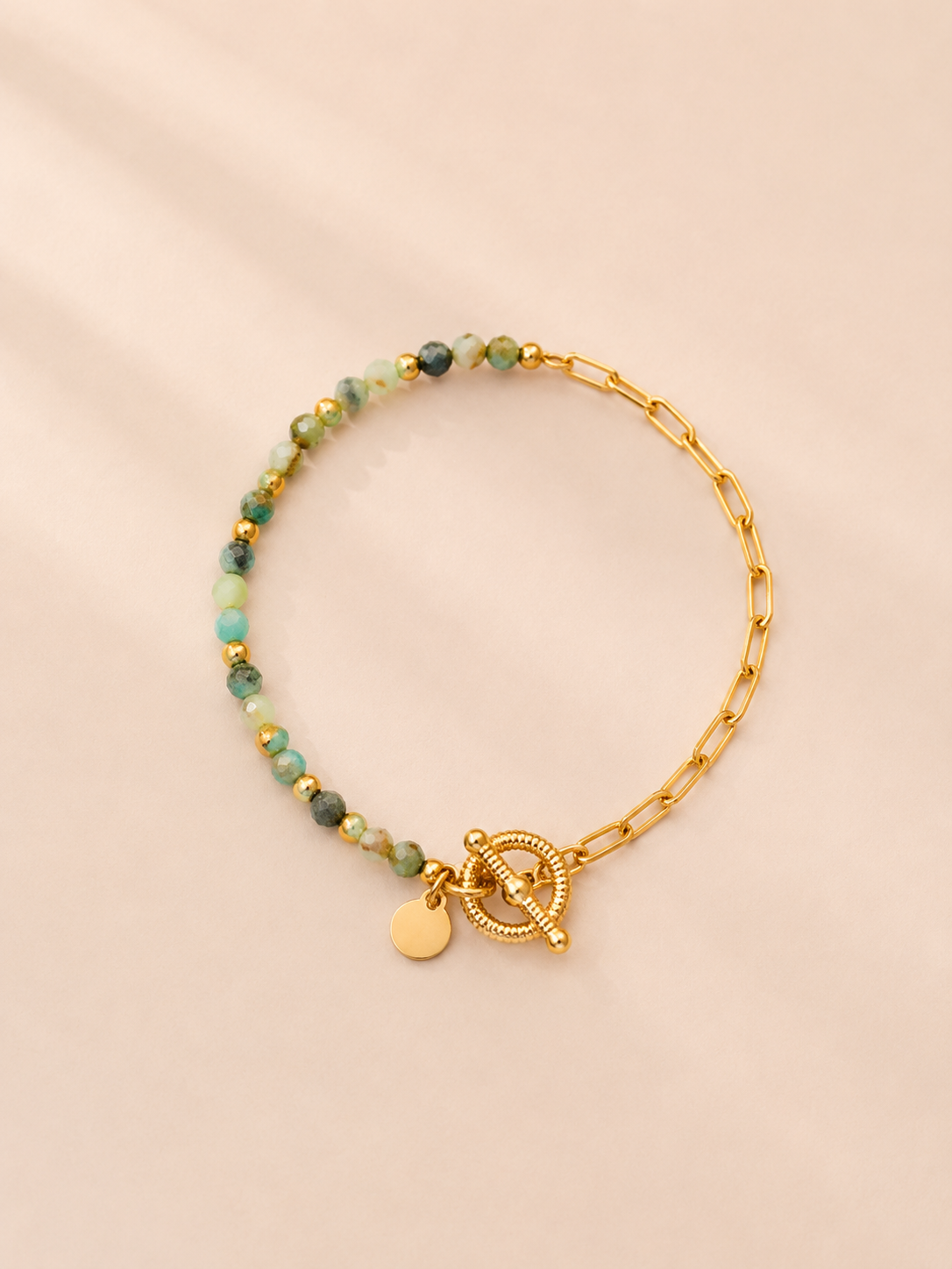 Bracelet Vana vert d’eau et doré avec pierres naturelles facettées et chaîne en maille