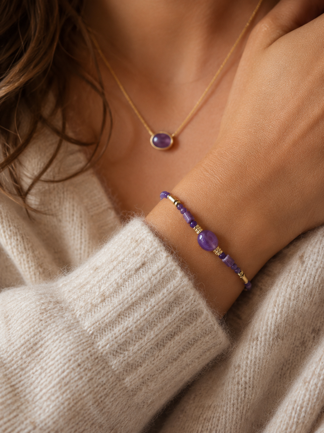 Bracelet Vickie violet lavande et doré porté avec pull beige cosy