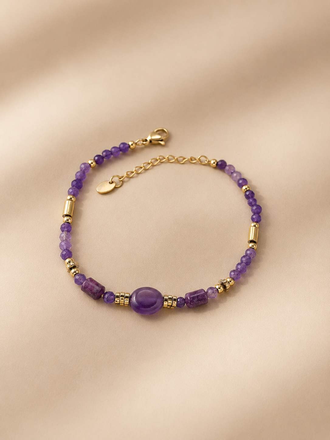 Bracelet Vickie violet lavande et doré sur fond beige doux et chaleureux