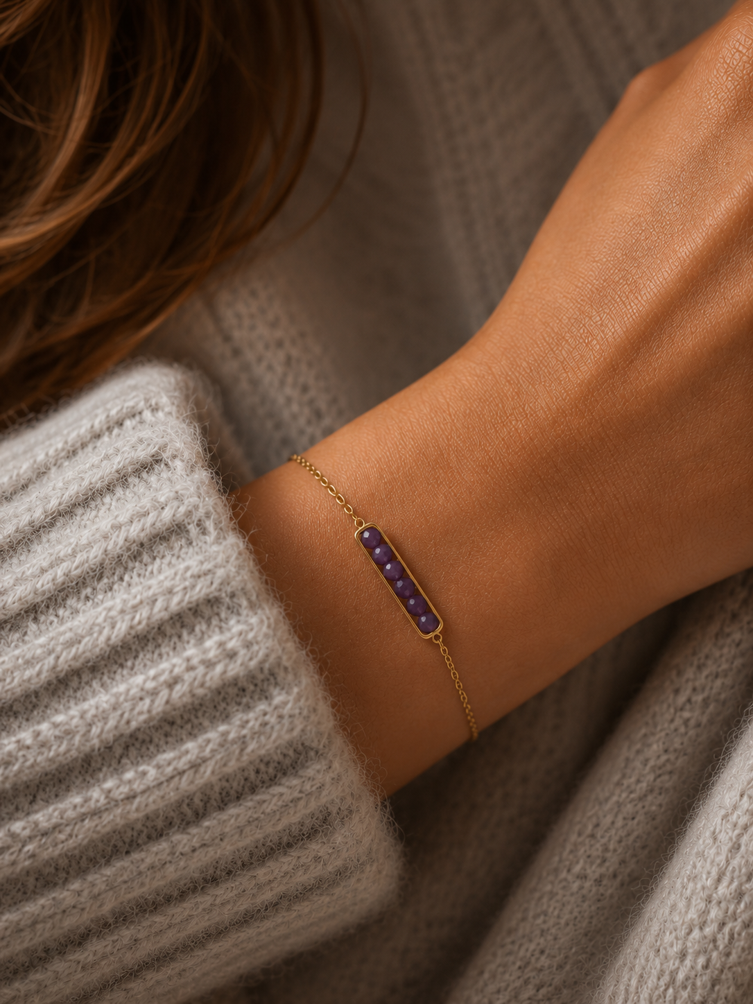 Bracelet Velia violet lavande et doré porté avec pull gris cosy