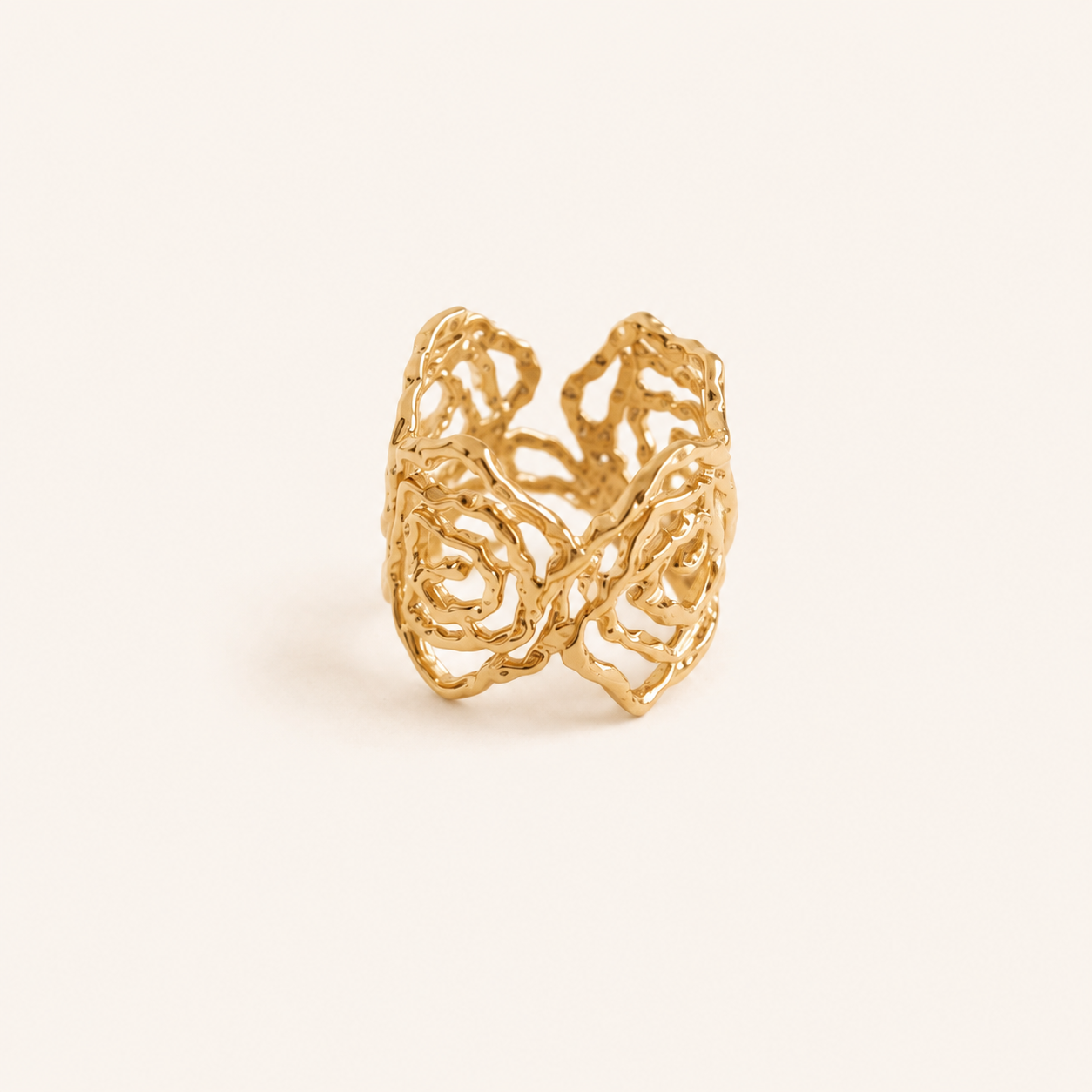 Bague Rosa dorée en acier inoxydable sur fond crème minimaliste – bijou femme élégant Bella Cosa