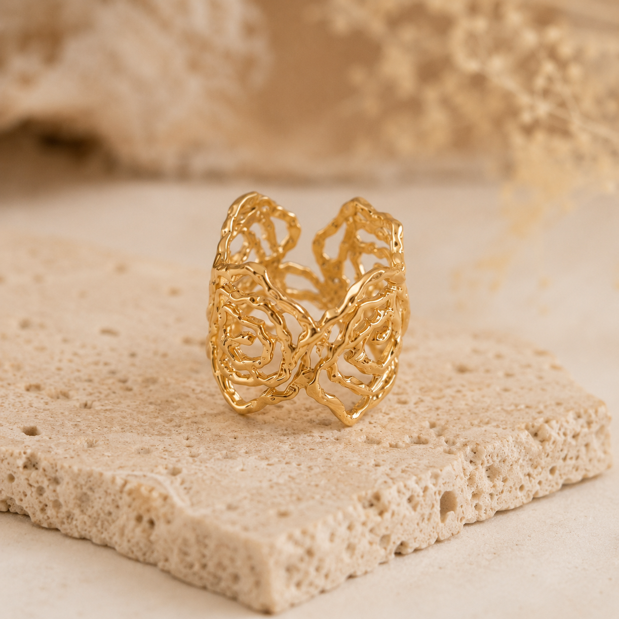 Bague Rosa dorée posée sur pierre naturelle beige – bague femme élégante et chaleureuse Bella Cosa