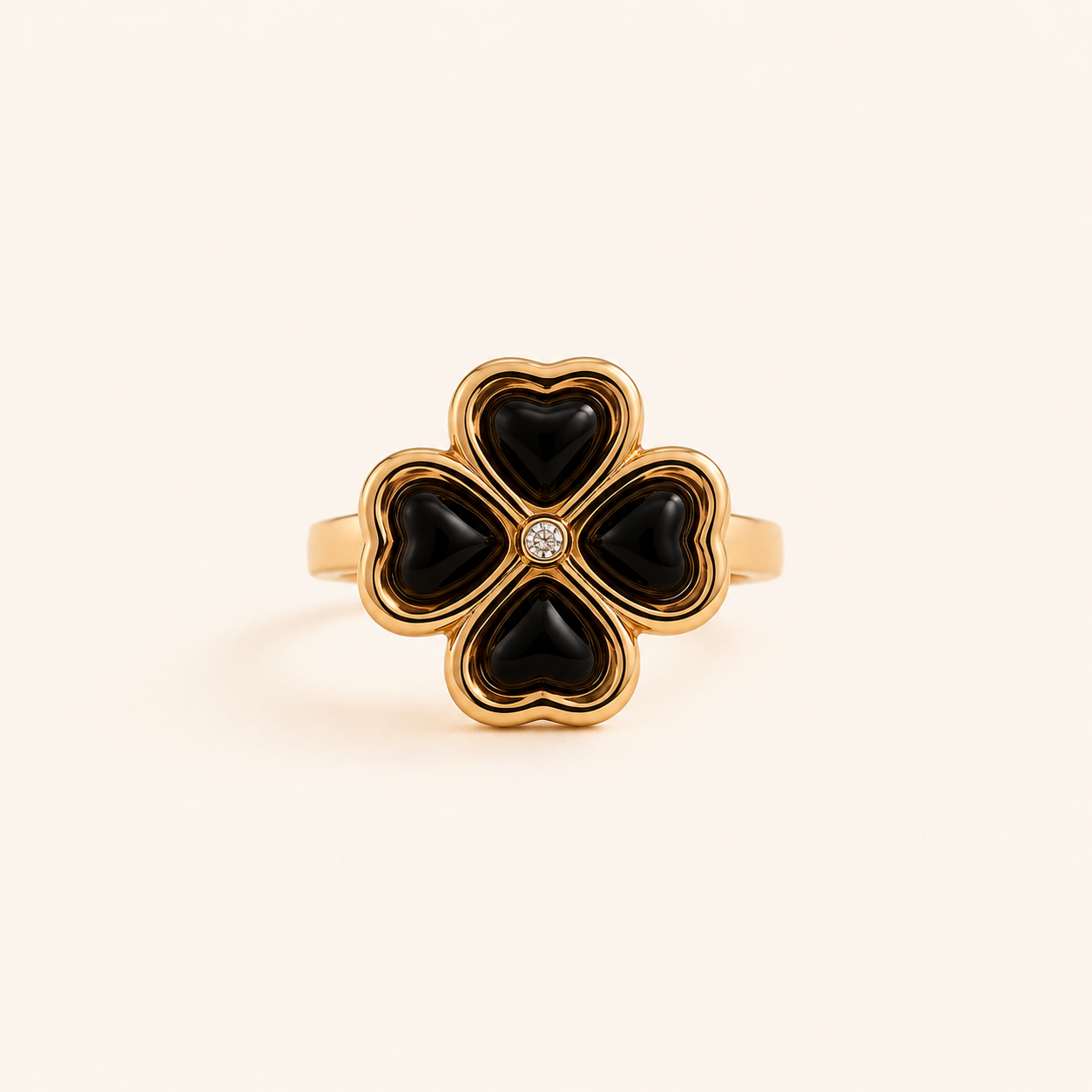 Bague Banga noire et dorée en acier inoxydable sur fond crème minimaliste – bijou femme élégant Bella Cosa