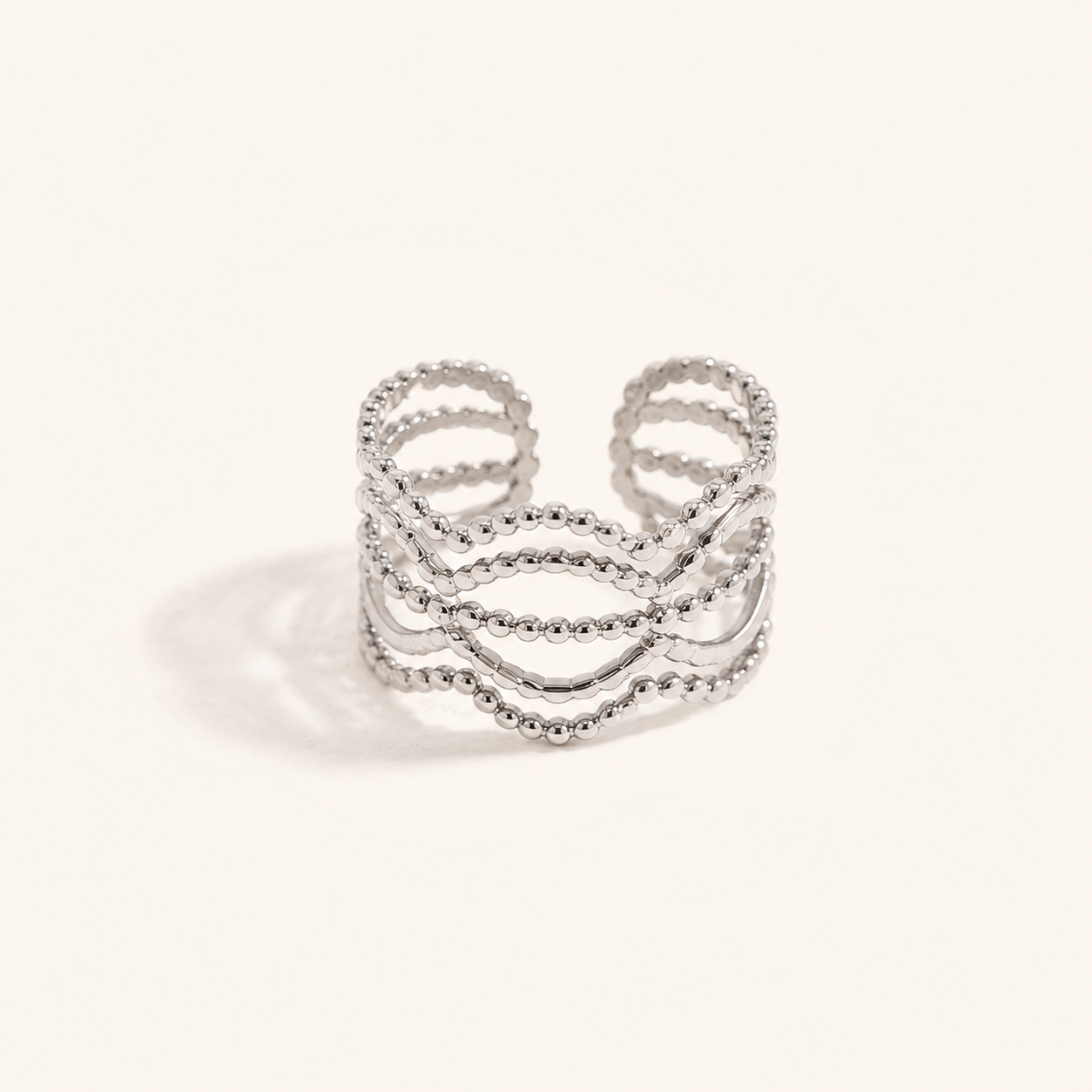 Bague Lilou argentée effet perlé sur fond crème minimaliste – bijou femme élégant Bella Cosa