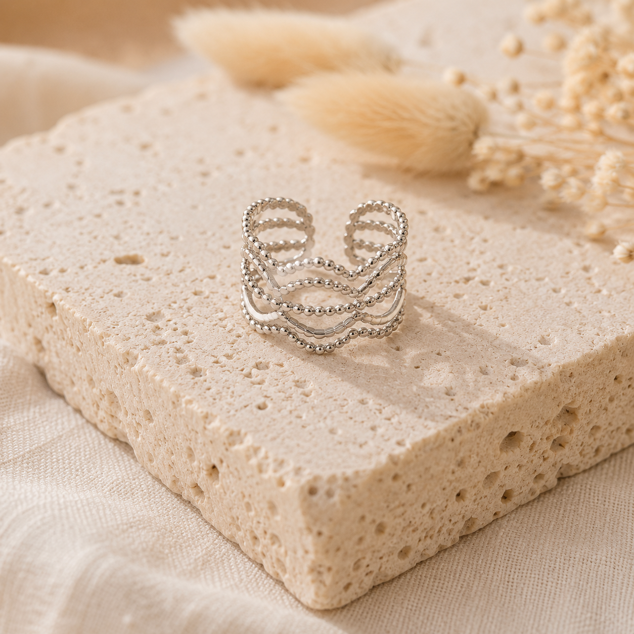 Bague Lilou argentée effet perlé posée sur pierre naturelle beige – bague femme chic Bella Cosa
