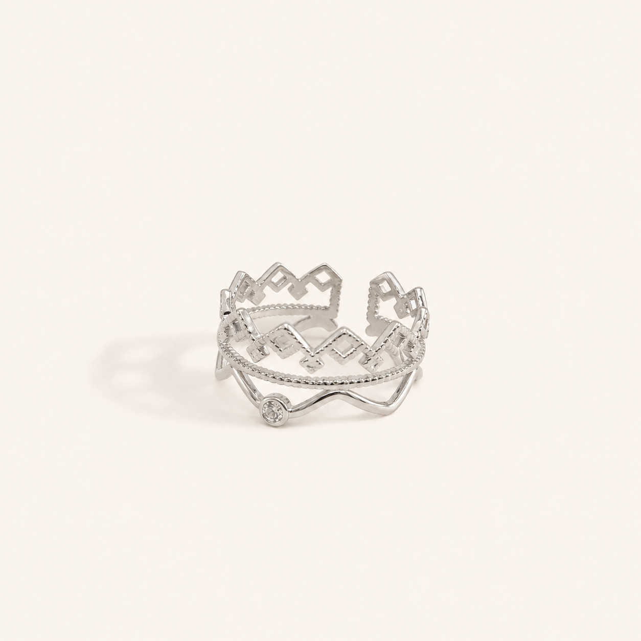 Bague Lila argentée style bohème sur fond crème minimaliste – bijou femme élégant Bella Cosa
