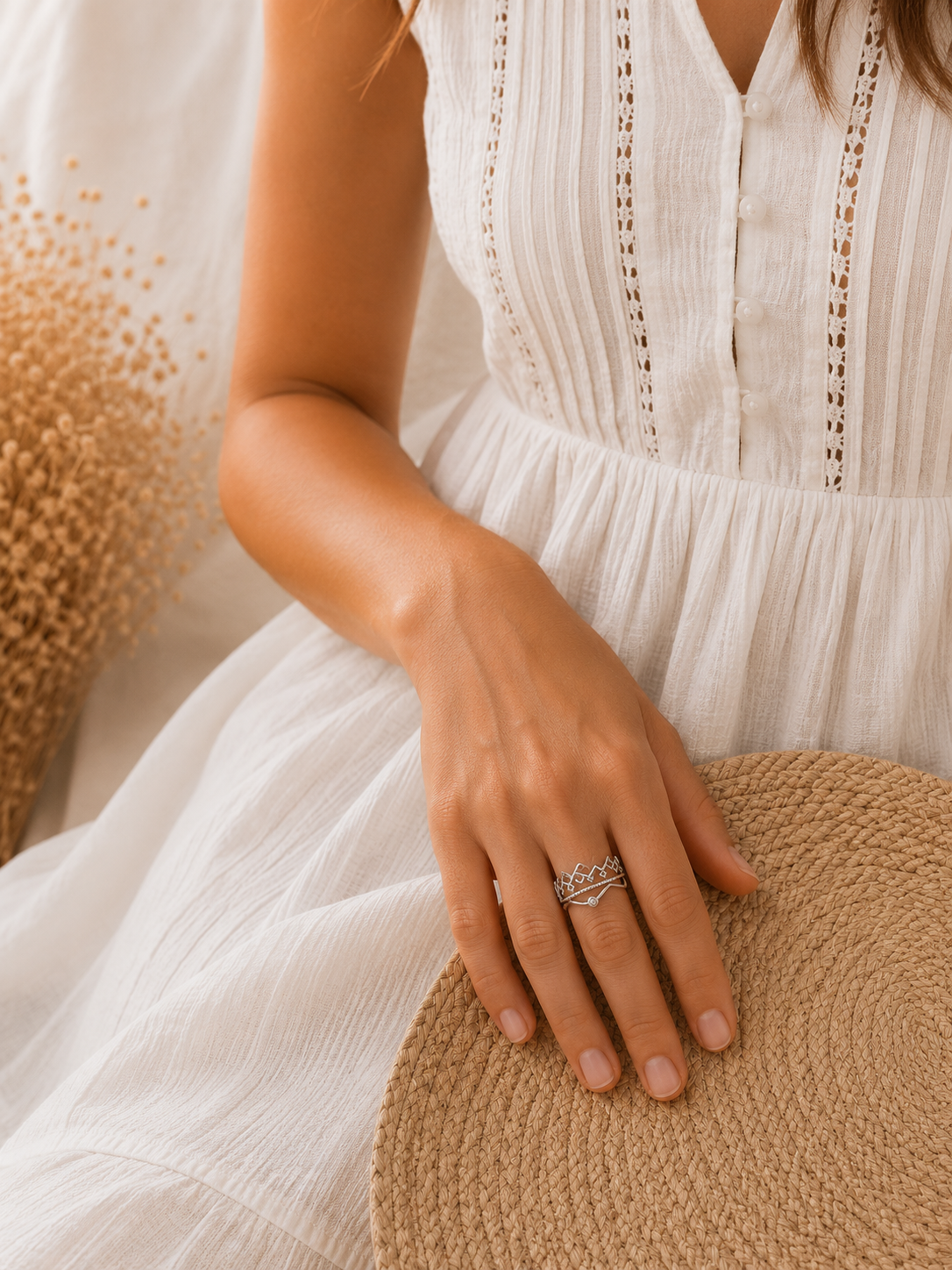Main portant la bague Lila argentée avec robe blanche en lin et panier tressé – bijou femme bohème chic Bella Cosa