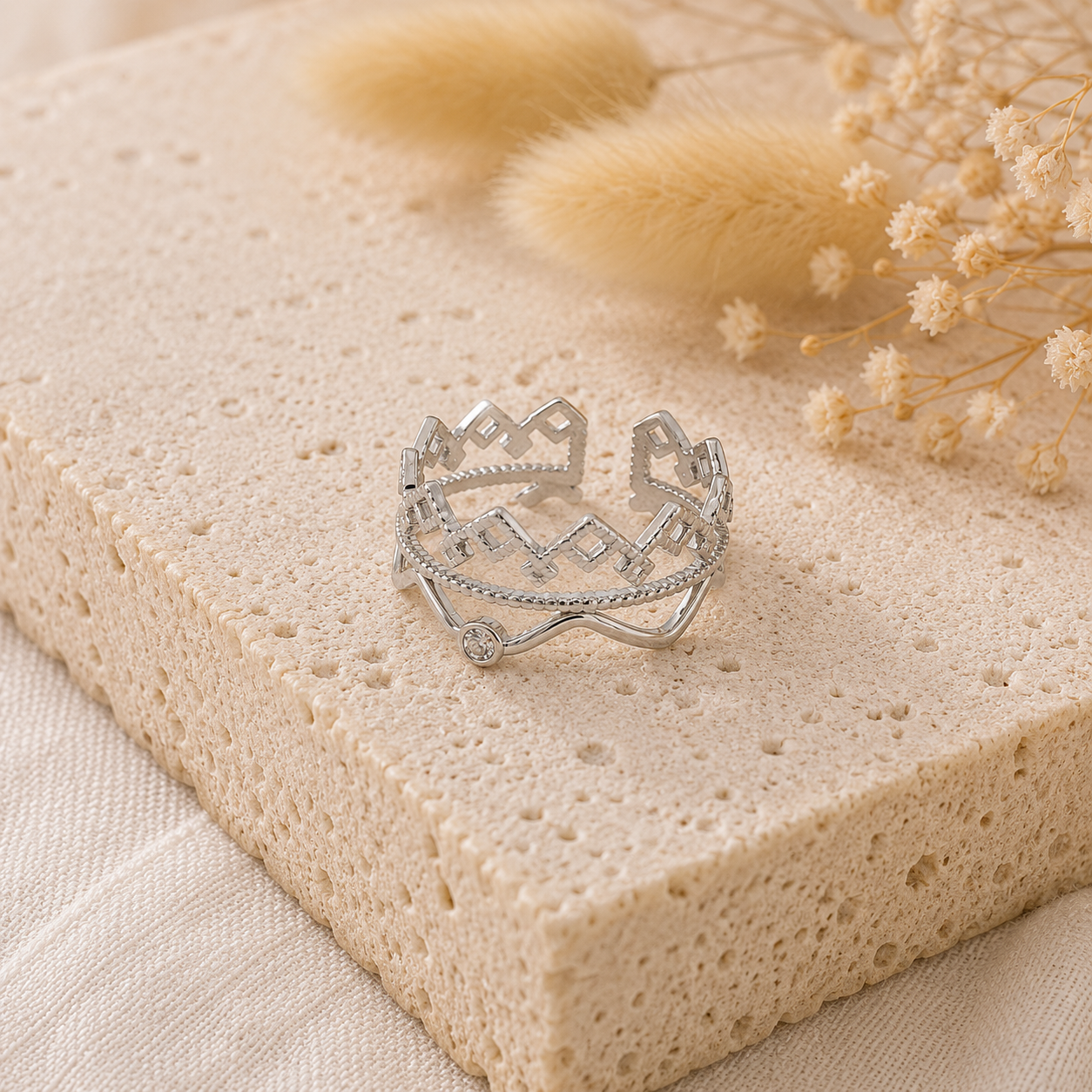 Bague Lila argentée posée sur pierre naturelle beige – bague femme chic et délicate Bella Cosa