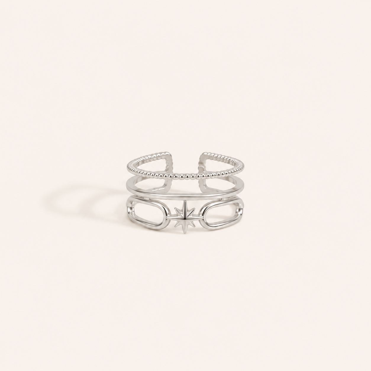 Bague Inès argentée style étoile sur fond crème minimaliste – bijou femme élégant Bella Cosa