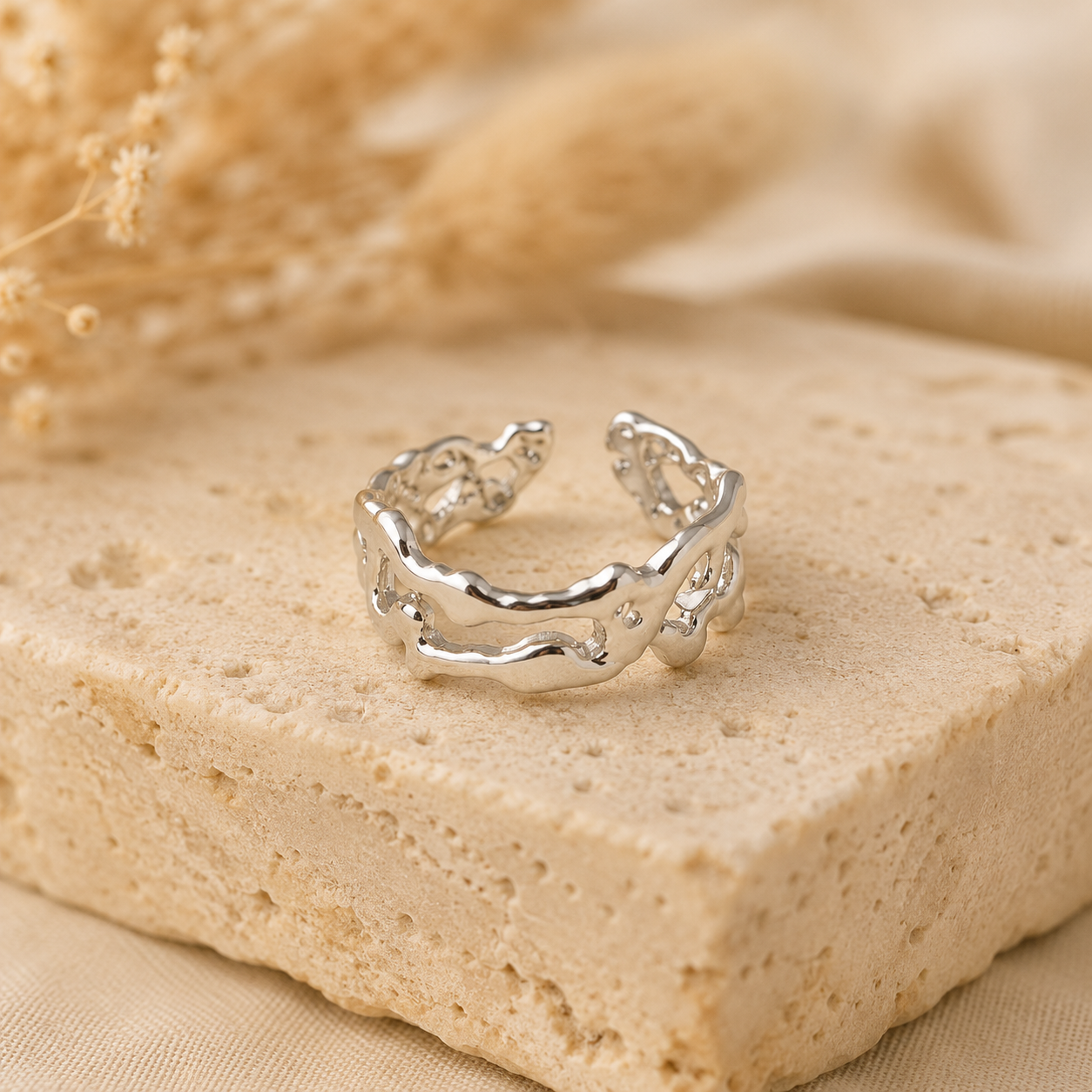 Bague Léa argentée posée sur pierre naturelle beige – bague femme chic et moderne Bella Cosa
