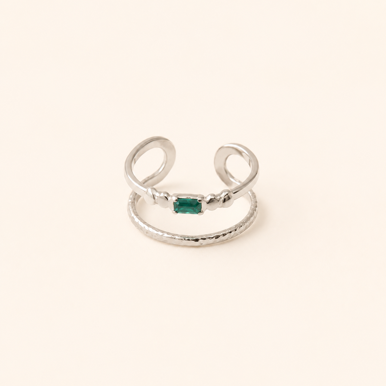 Bague Jade argentée avec pierre verte sur fond crème minimaliste – bijou femme élégant Bella Cosa