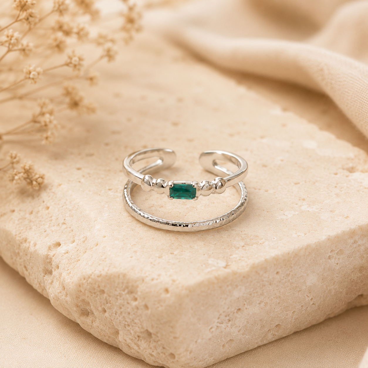 Bague Jade argentée avec pierre verte posée sur travertin beige – bague femme chic et naturelle Bella Cosa