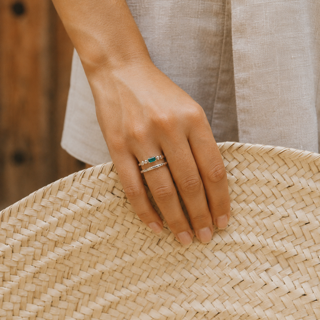 Main portant la bague Jade argentée avec pierre verte et panier tressé – bijou femme élégant Bella Cosa