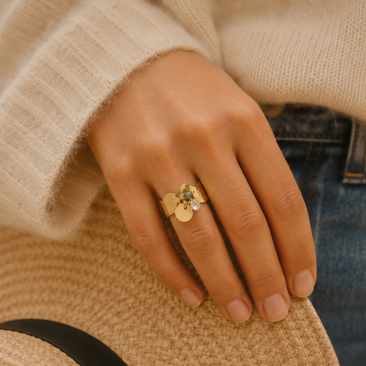 Bague Jodie dorée portée avec tenue cosy beige et matières naturelles – bijou femme élégant Bella Cosa