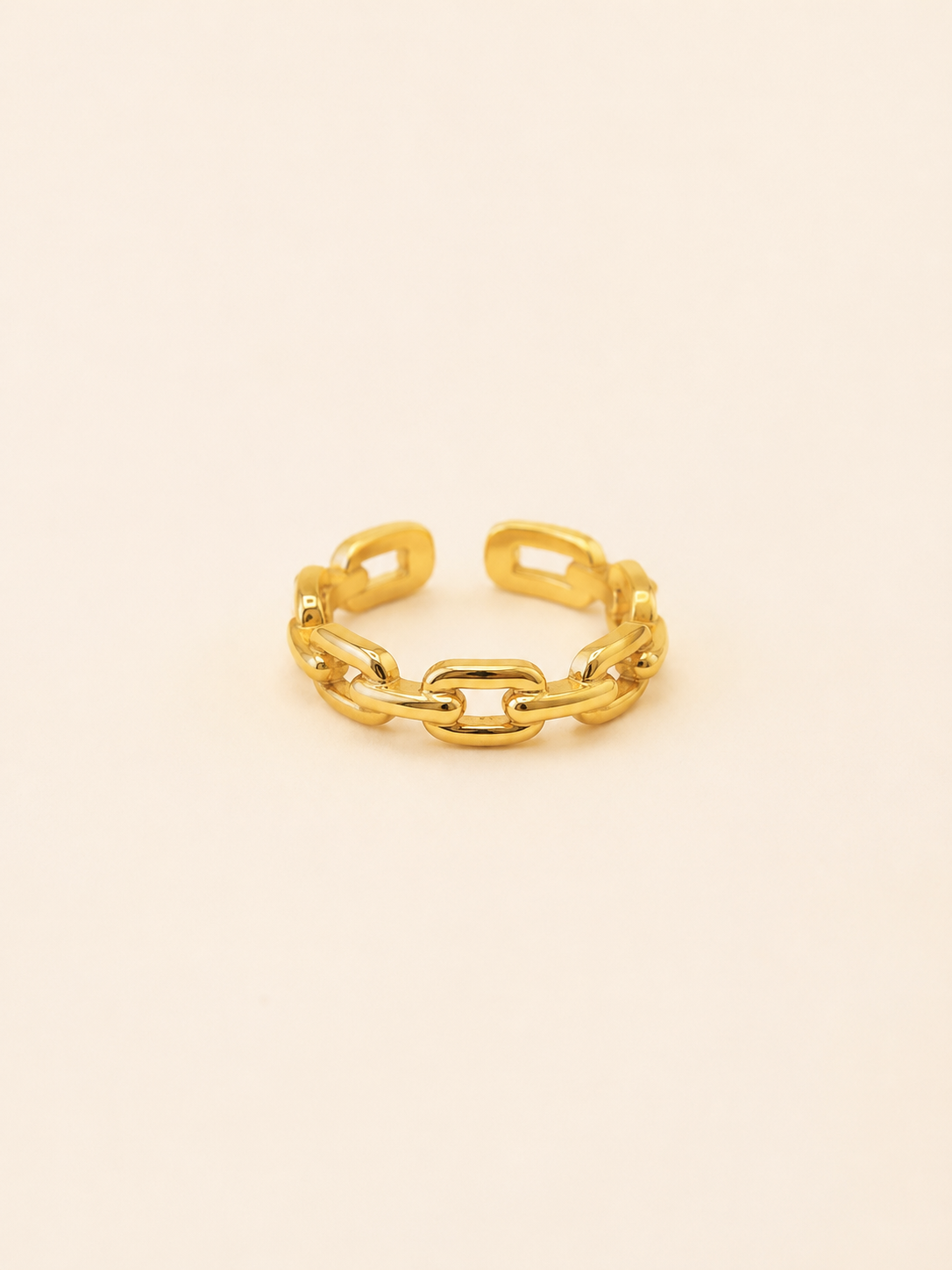 Bague Opale dorée style maille sur fond crème minimaliste – bijou femme élégant Bella Cosa