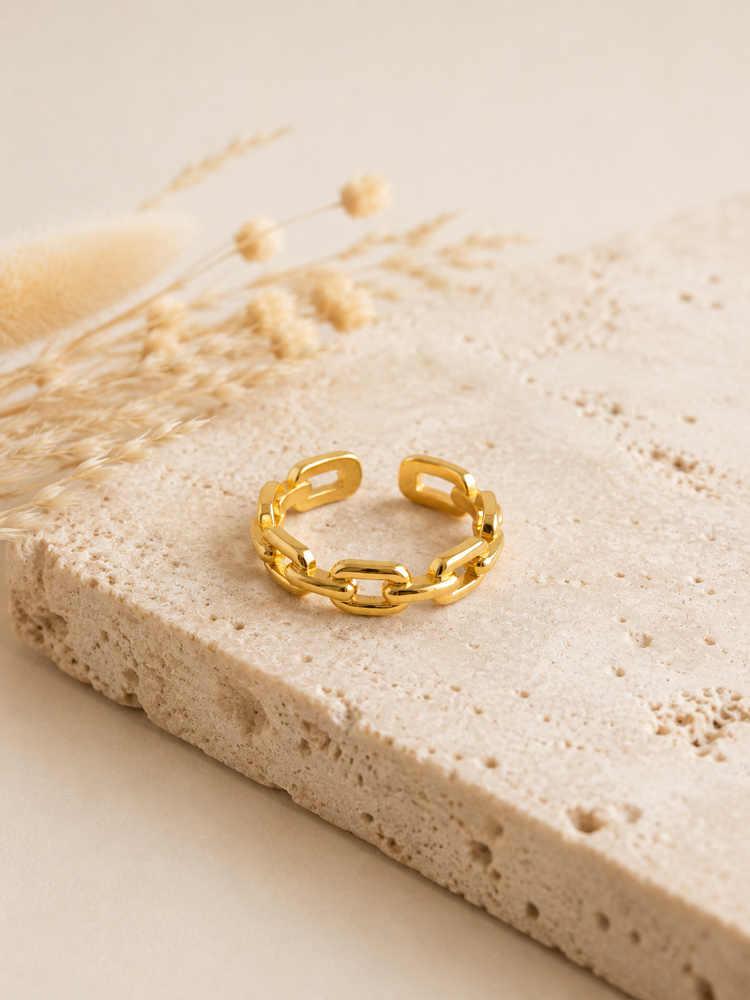 Bague Opale dorée posée sur pierre naturelle travertin beige – bague femme chic Bella Cosa