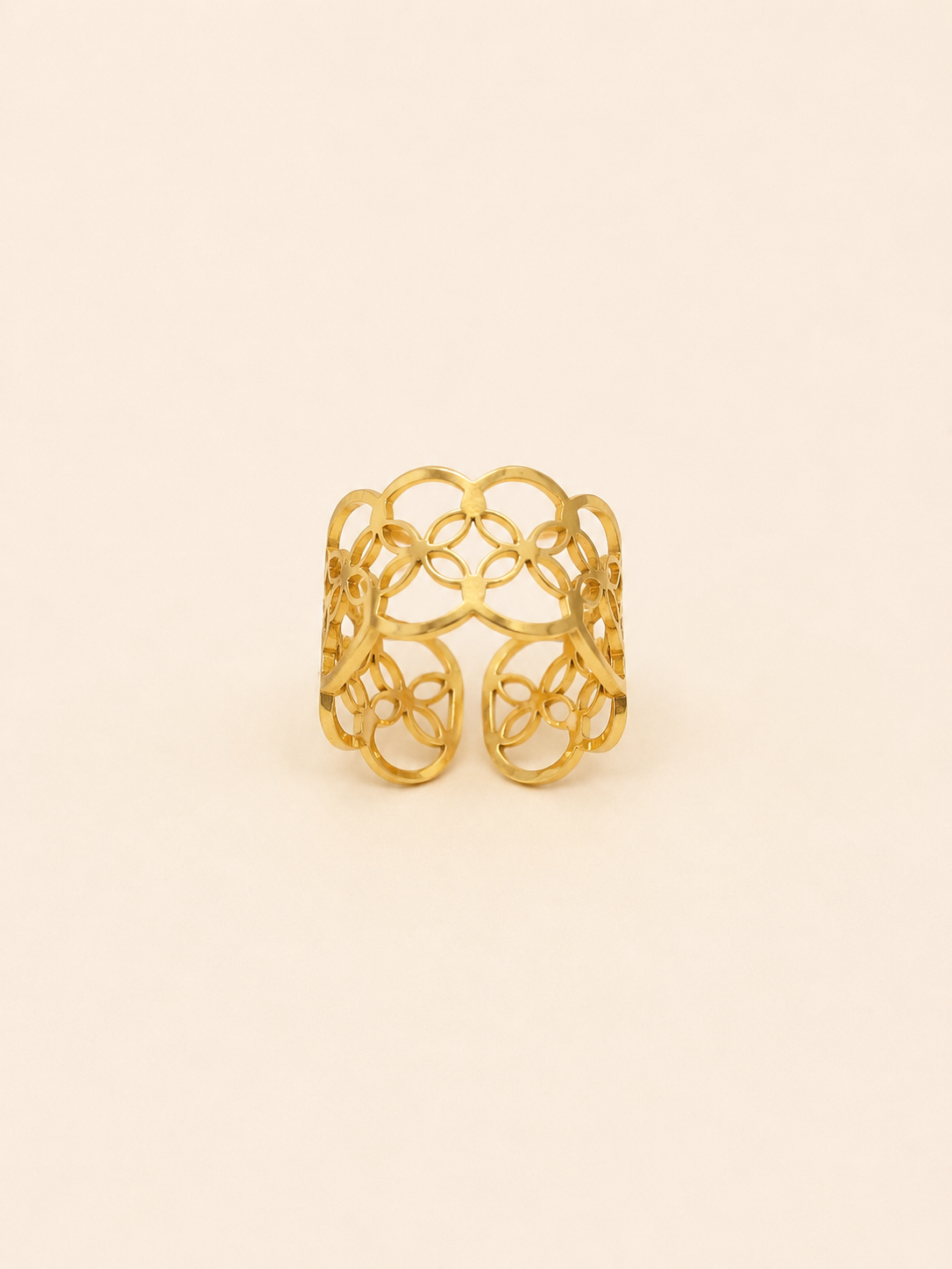 Bague Olympe dorée ajustable au motif ajouré floral sur fond crème minimaliste – bijou femme élégant Bella Cosa