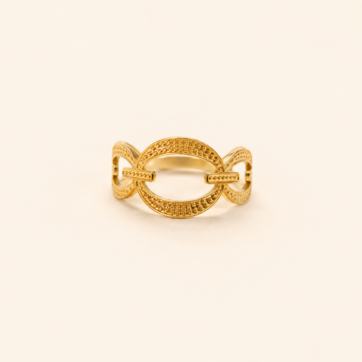 Bague Ohana dorée au motif ovale graphique sur fond crème minimaliste – bijou femme élégant Bella Cosa