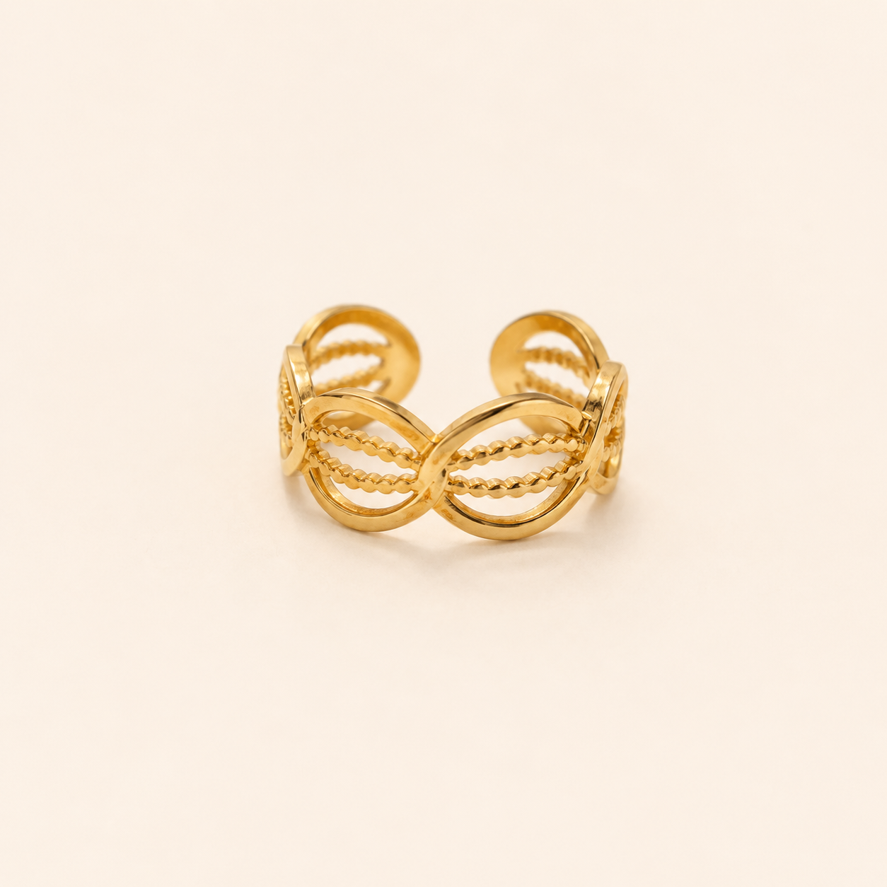 Bague Olia dorée ajustable aux maillons ovales sur fond crème minimaliste – bijou femme élégant Bella Cosa
